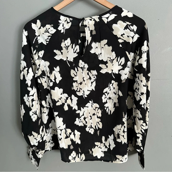 Maurices Black and Cream Flower Blouse with keyhole back. XS - Picture 9 of 9